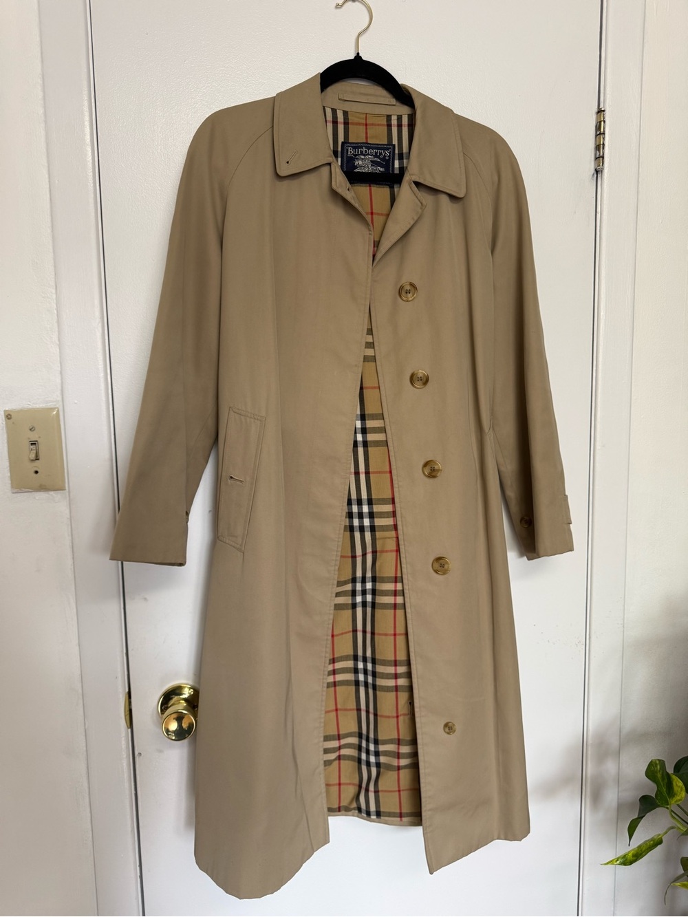 Burberry Tan/Beige Classic Men’s Trench Coat with Signature Check Lining